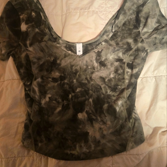 Lululemon camo croptop, size 4, never worn. - Picture 1 of 1